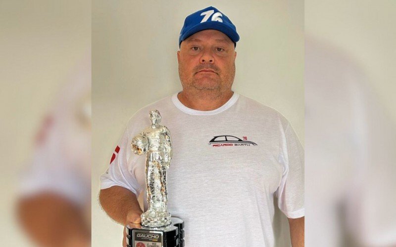 Piloto Ricardo Barth com o troféu de vice-campeão de Endurance 2024 | abc+
