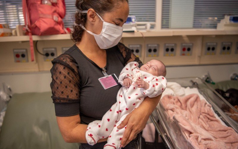 Prematura que nasceu com o menor peso na história do Hospital de Clínicas de Porto Alegre recebe alta