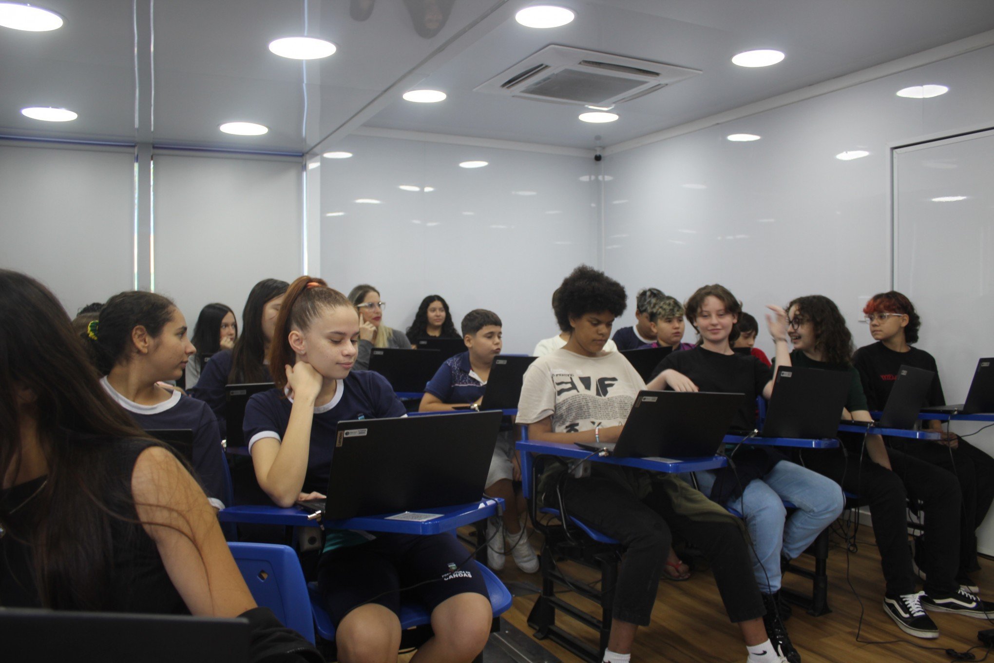 Escolas municipais de Canoas recebem cursos de informática e doação de computadores do governo federal