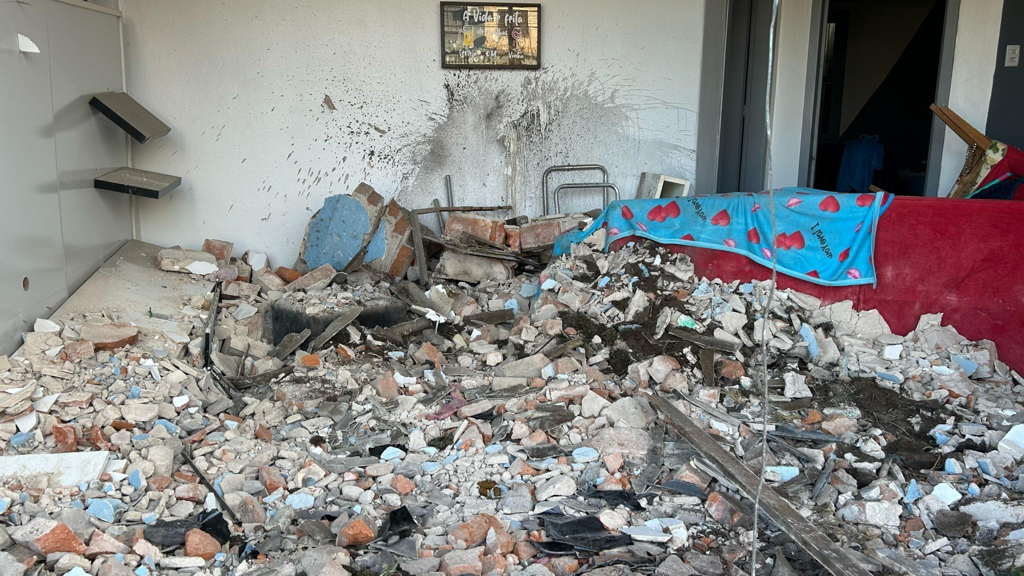 Veja como ficou casa atingida por carro às margens da BR-116; acidente matou irmãs