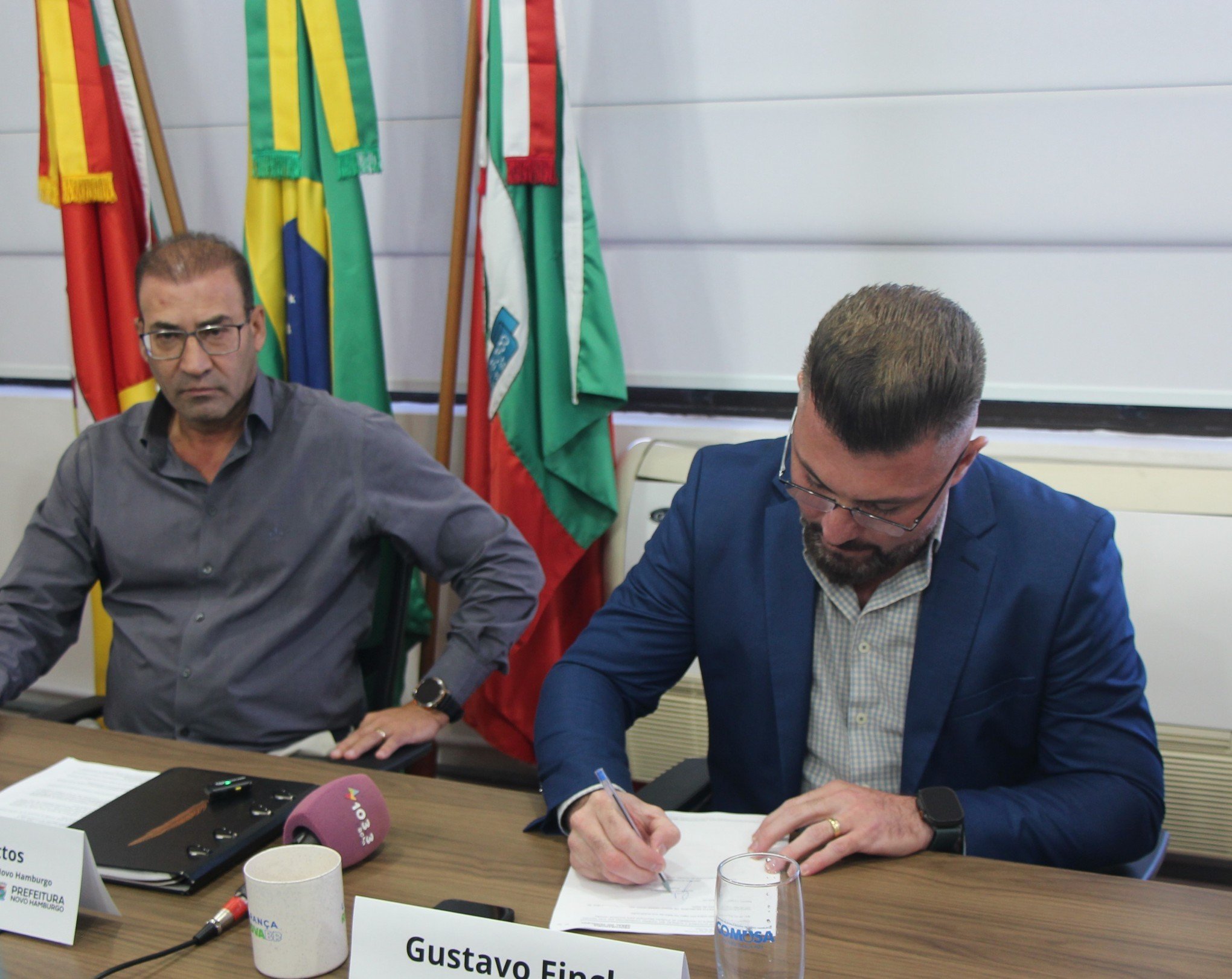 VÍDEO: Gustavo Finck assina decreto de calamidade financeira para cortar gastos na Prefeitura de Novo Hamburgo