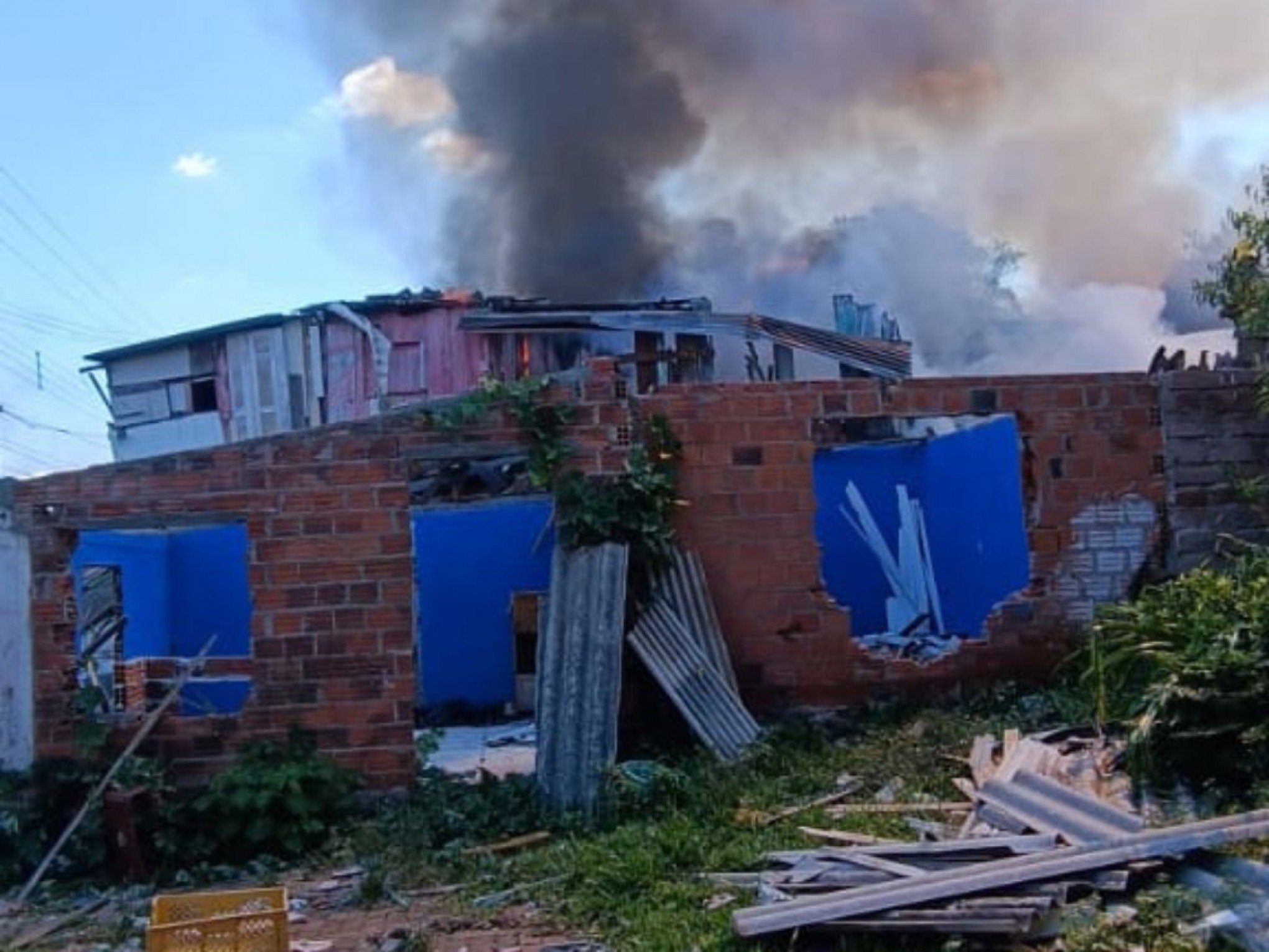 Bombeiros combatem incêndio em casa no Vale do Sinos