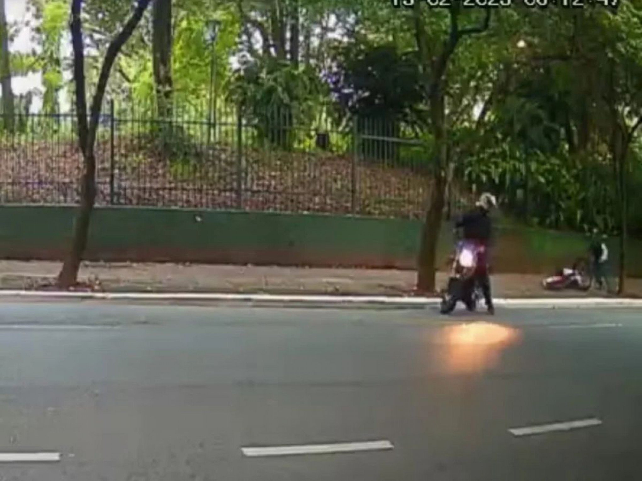 Como a dupla suspeita de matar ciclista conseguiu arma, mochila e capacete