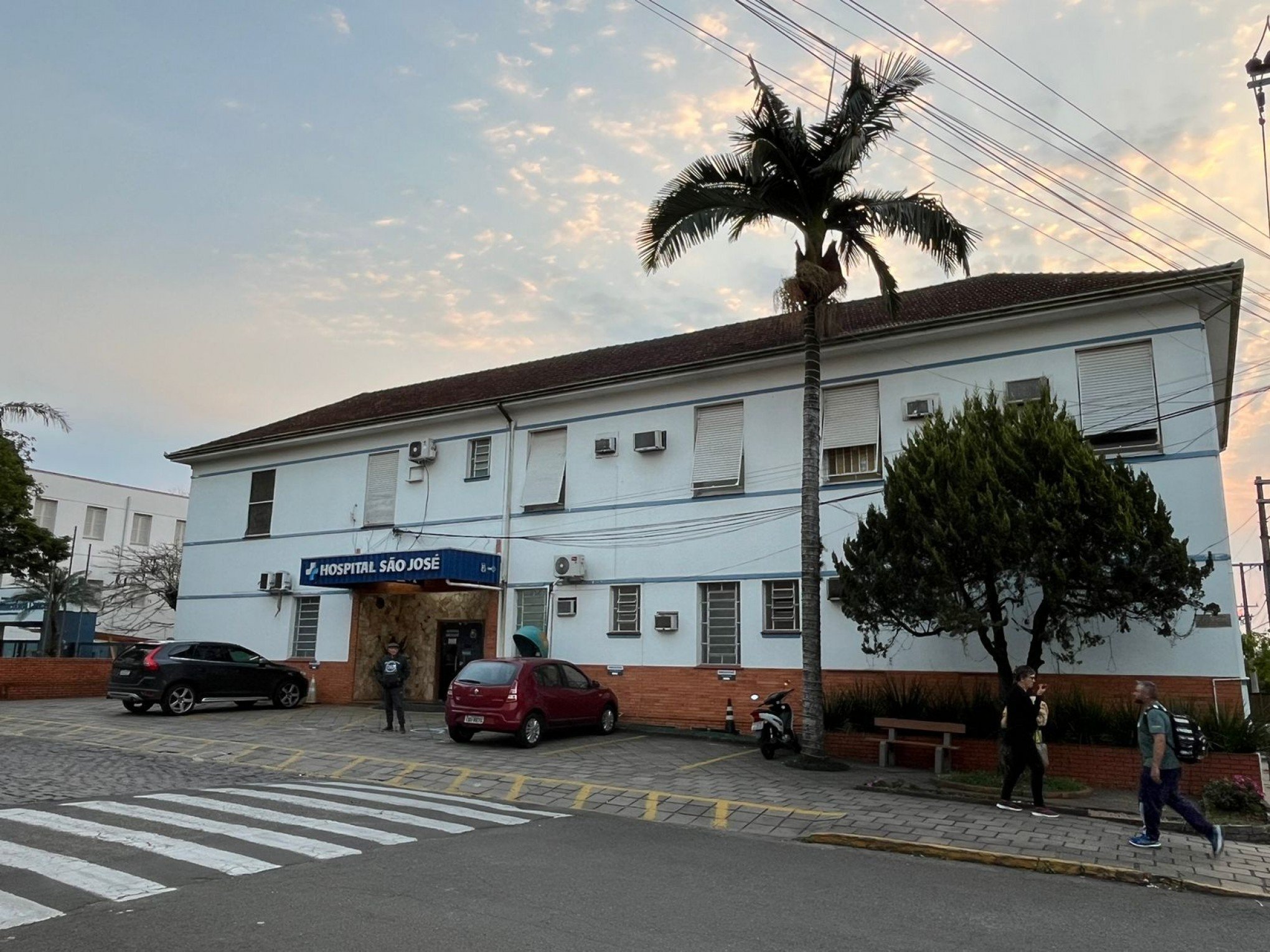 "Estou de sonda, fralda, me tiraram o direito de ir e vir": Moradora que teve bexiga perfurada pede cirurgia reparadora