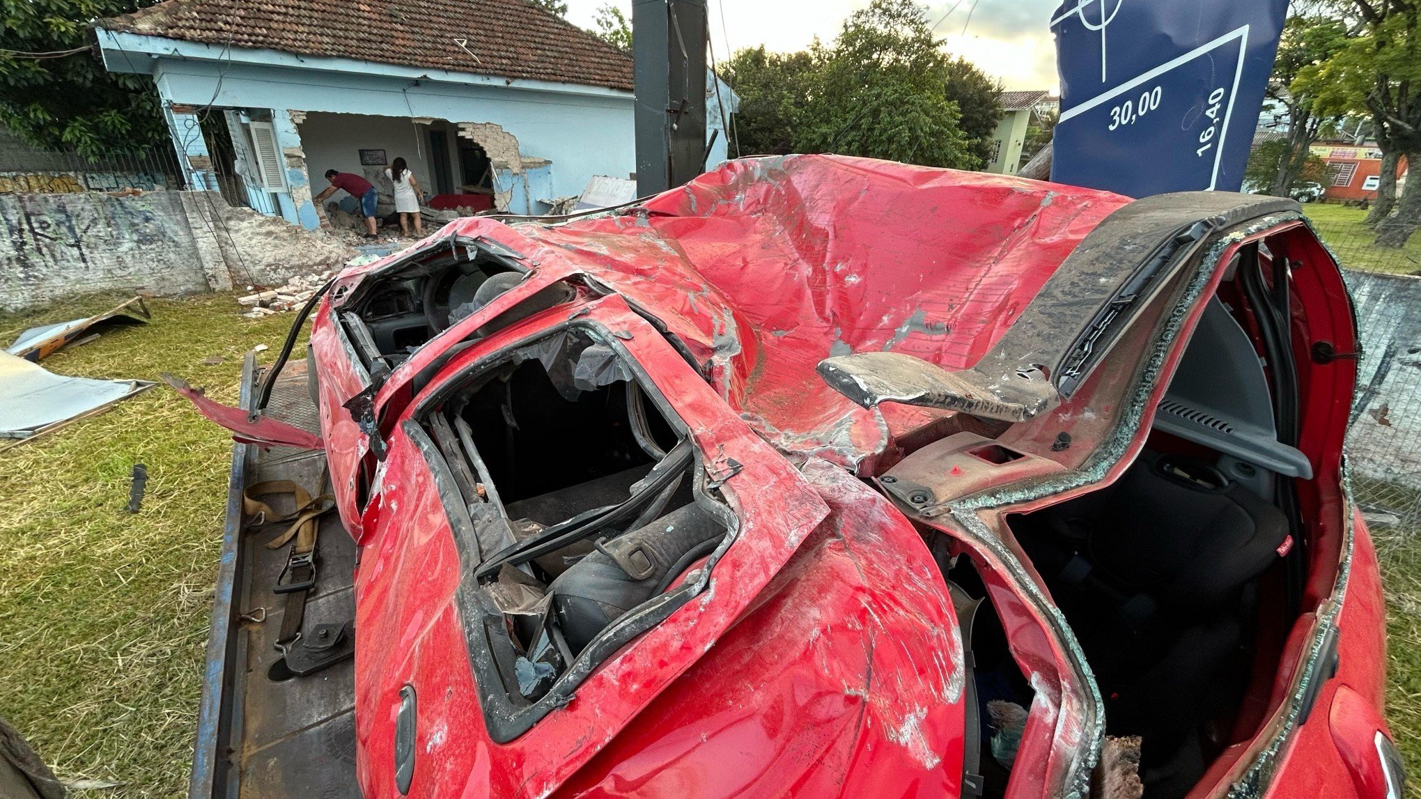 BR-116: Carro invade casa e duas mulheres morrem em São Leopoldo