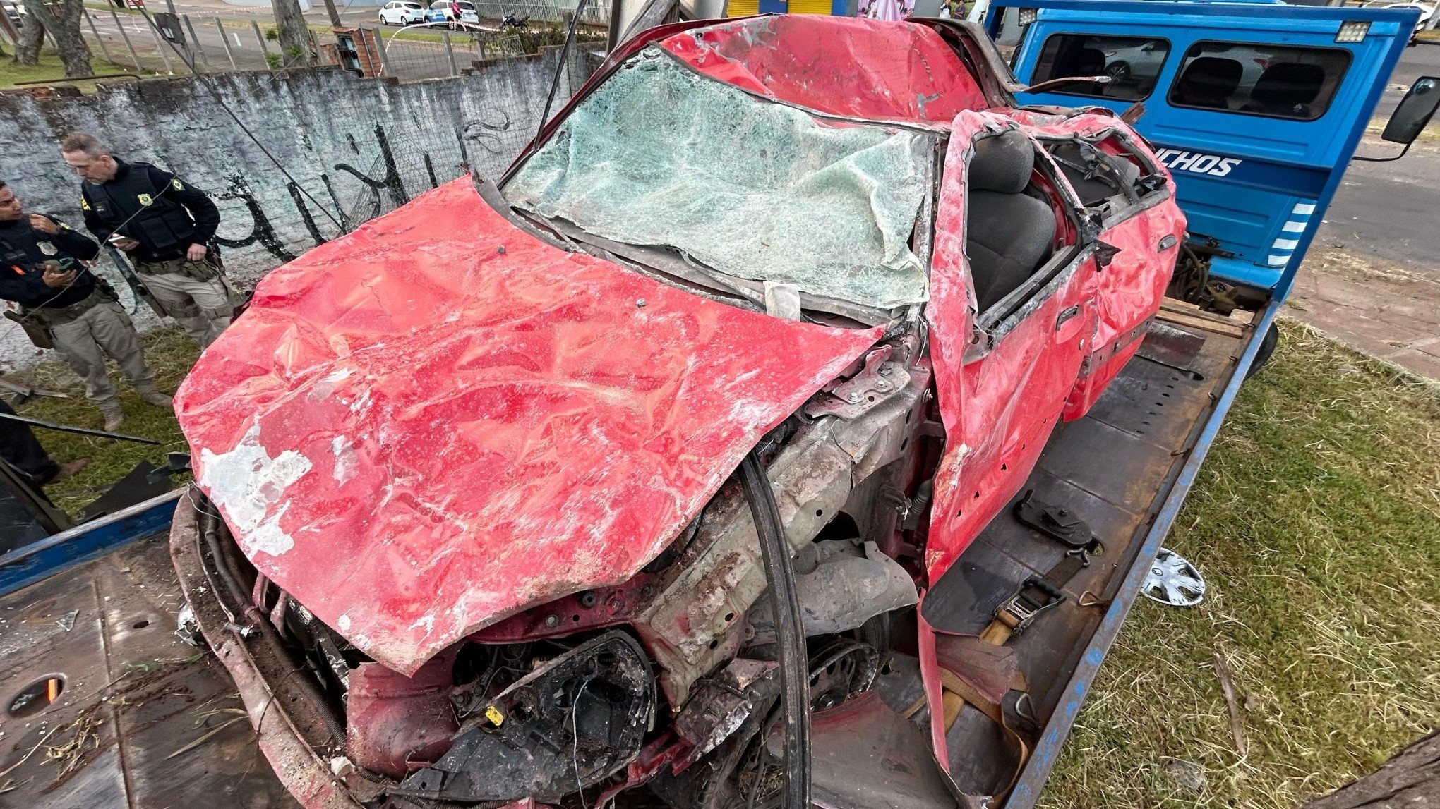 BR-116: Imagens mostram destruição de carro que invadiu casa; duas mulheres morreram