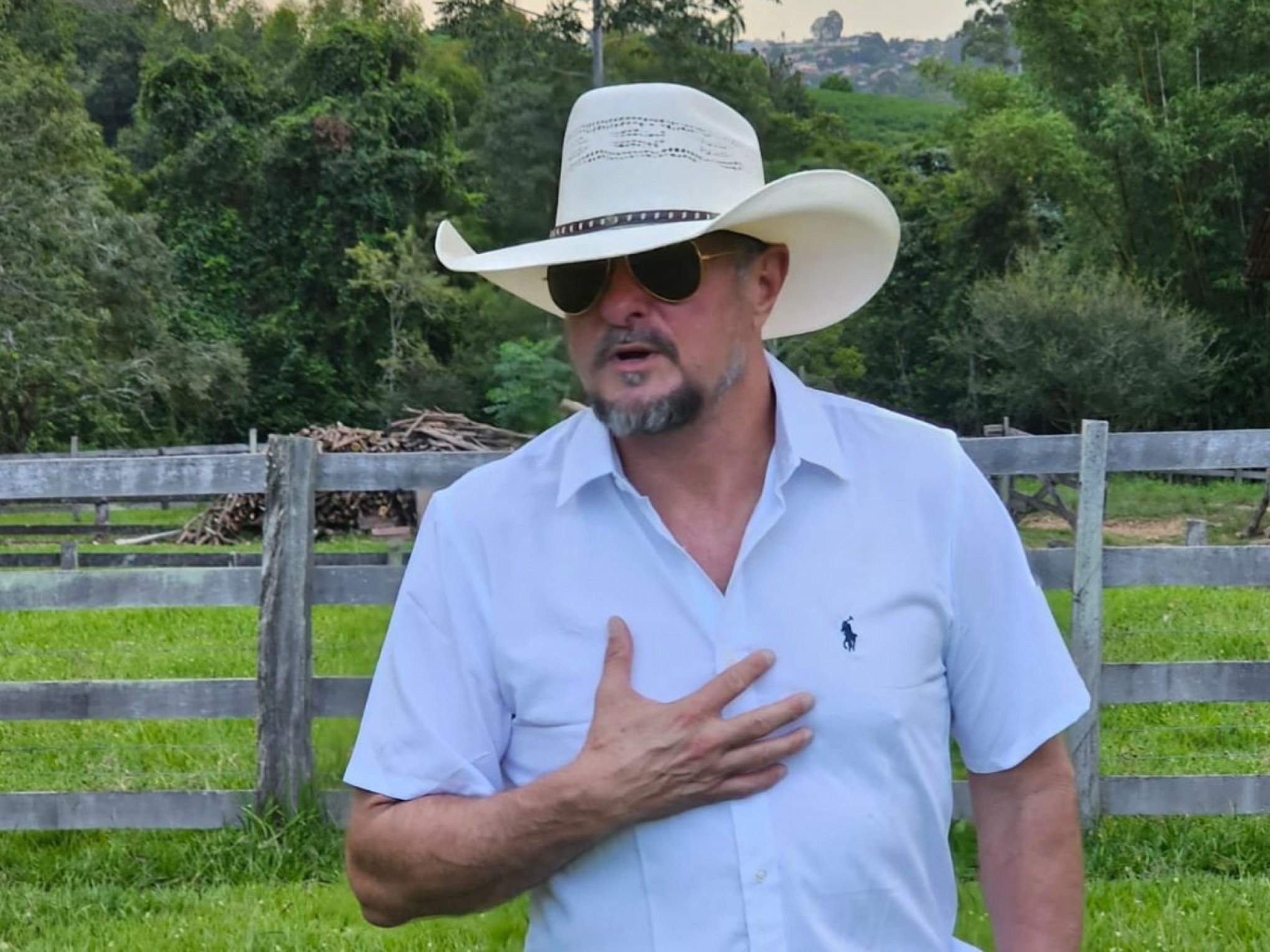 Cantor de Novo Hamburgo regrava sucessos do sertanejo brasileiro
