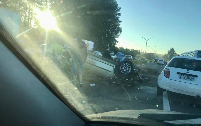 RS-239: Carro capota na rodovia e causa lentidão no trânsito em Parobé | abc+