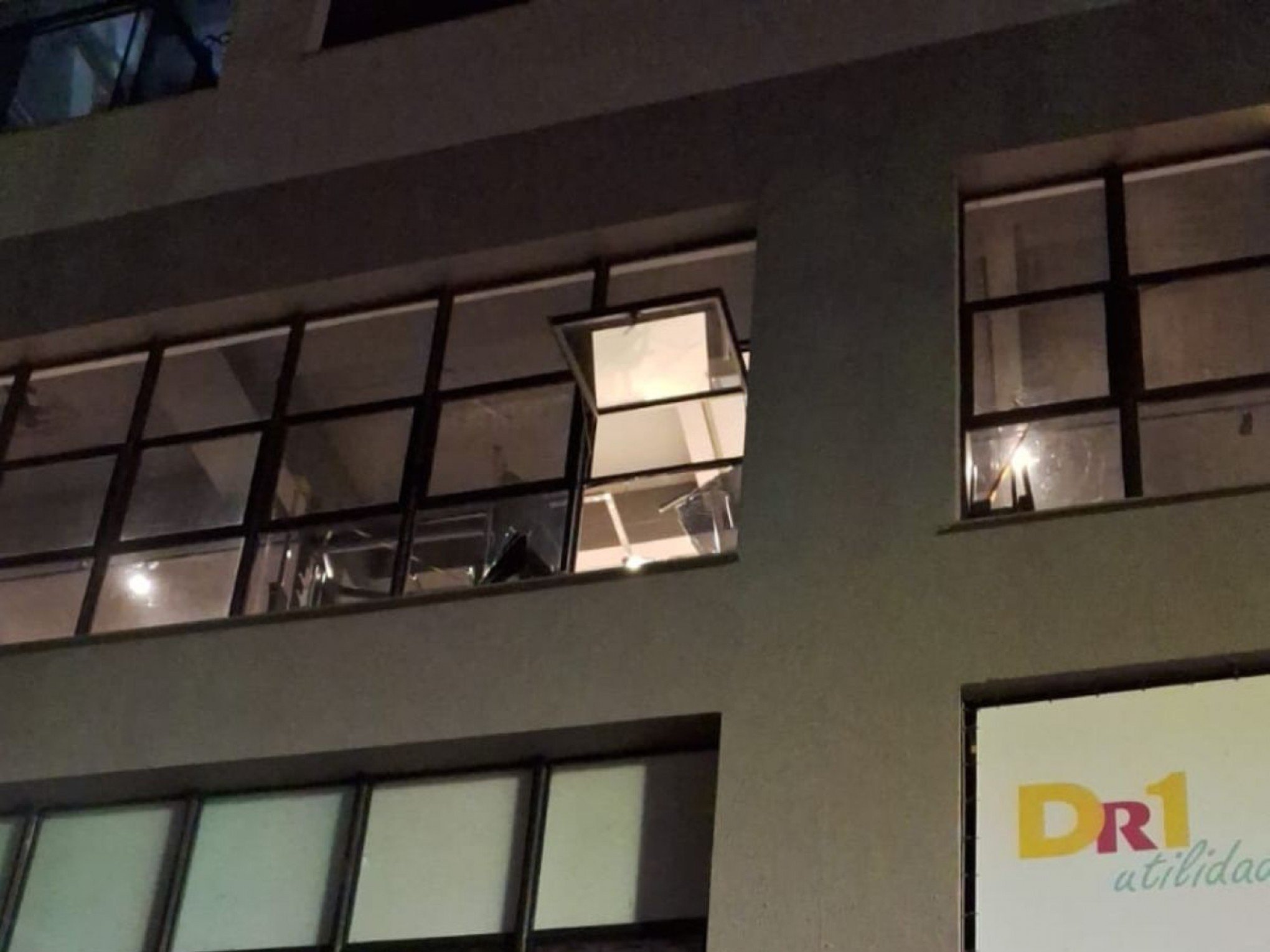 Mulher se desequilibra durante treino em academia e cai de segundo andar no RS