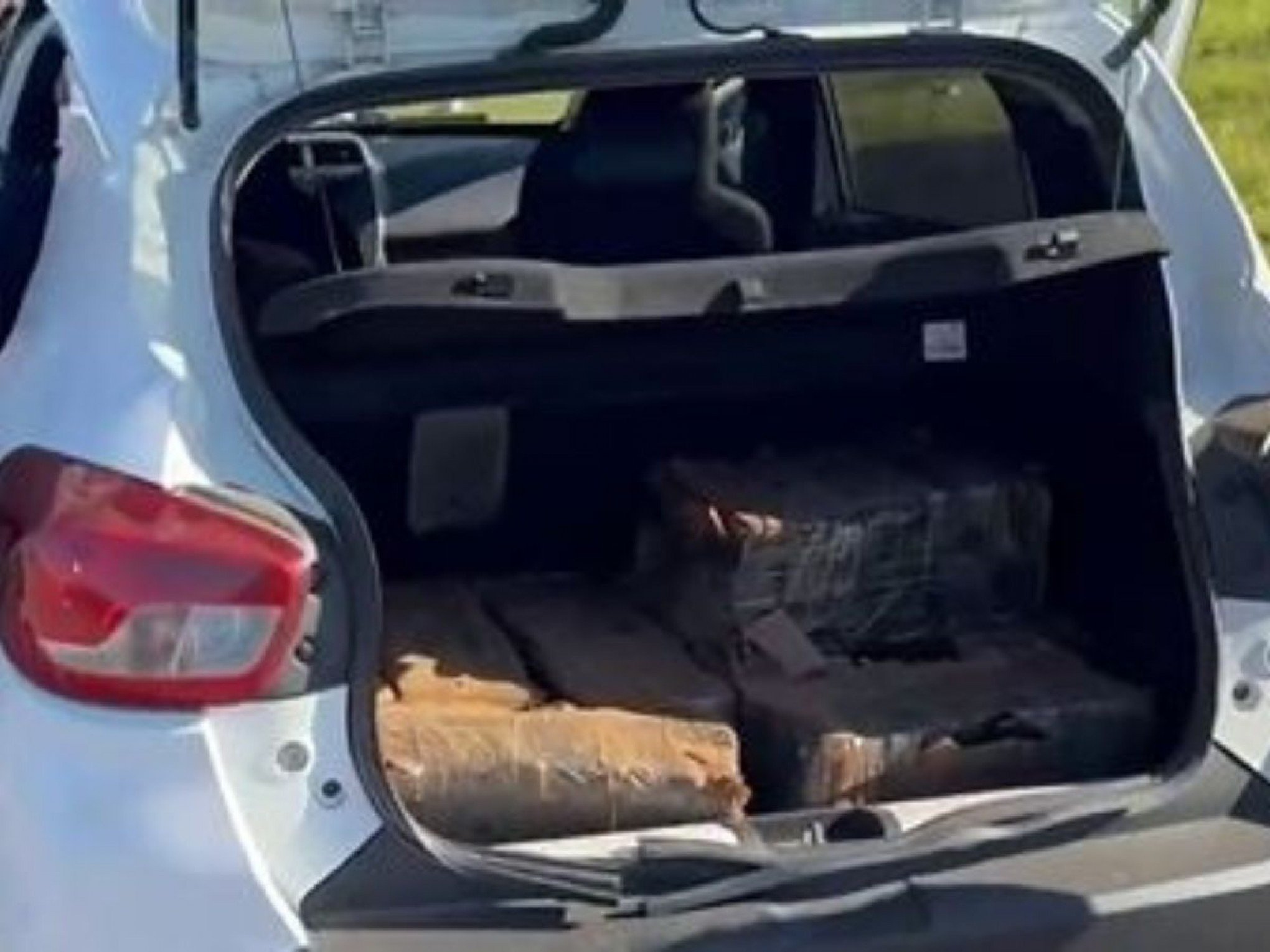BR-386: Carro popular é flagrado transportando 100 quilos de maconha na rodovia