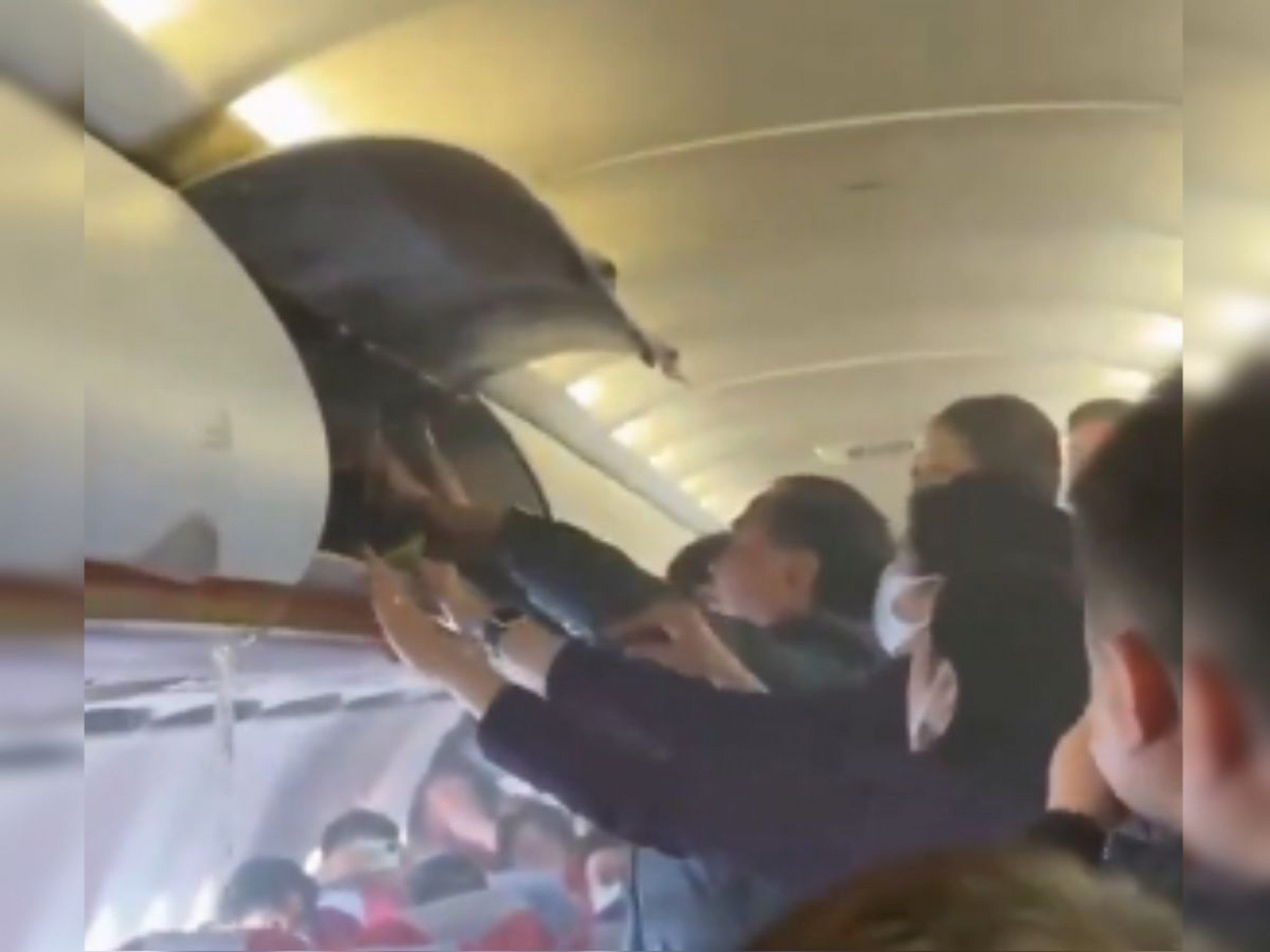 VÍDEO: Carregador portátil explode durante voo e passageiros jogam água para conter chamas; veja