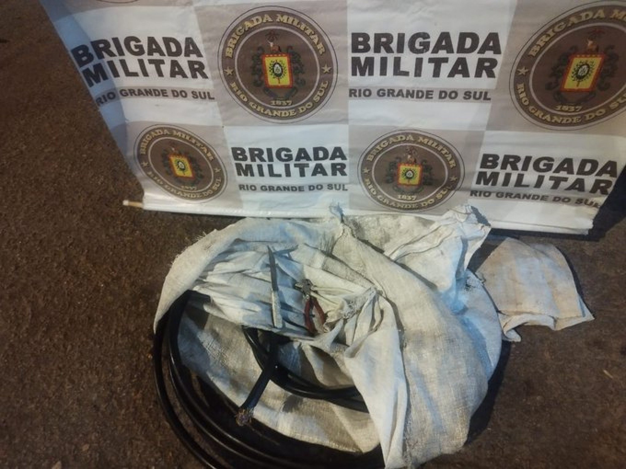 Após denúncia, Brigada Militar prende homem furtando fios em Sapucaia do Sul