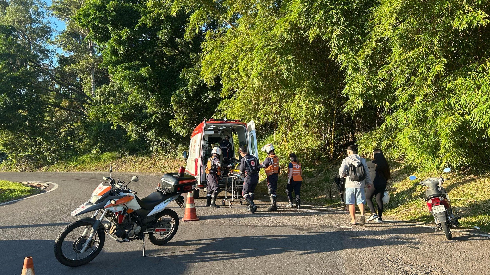 RS-240: Motociclista fica ferido após ter a frente cortada por motorista de ônibus que fugiu do local
