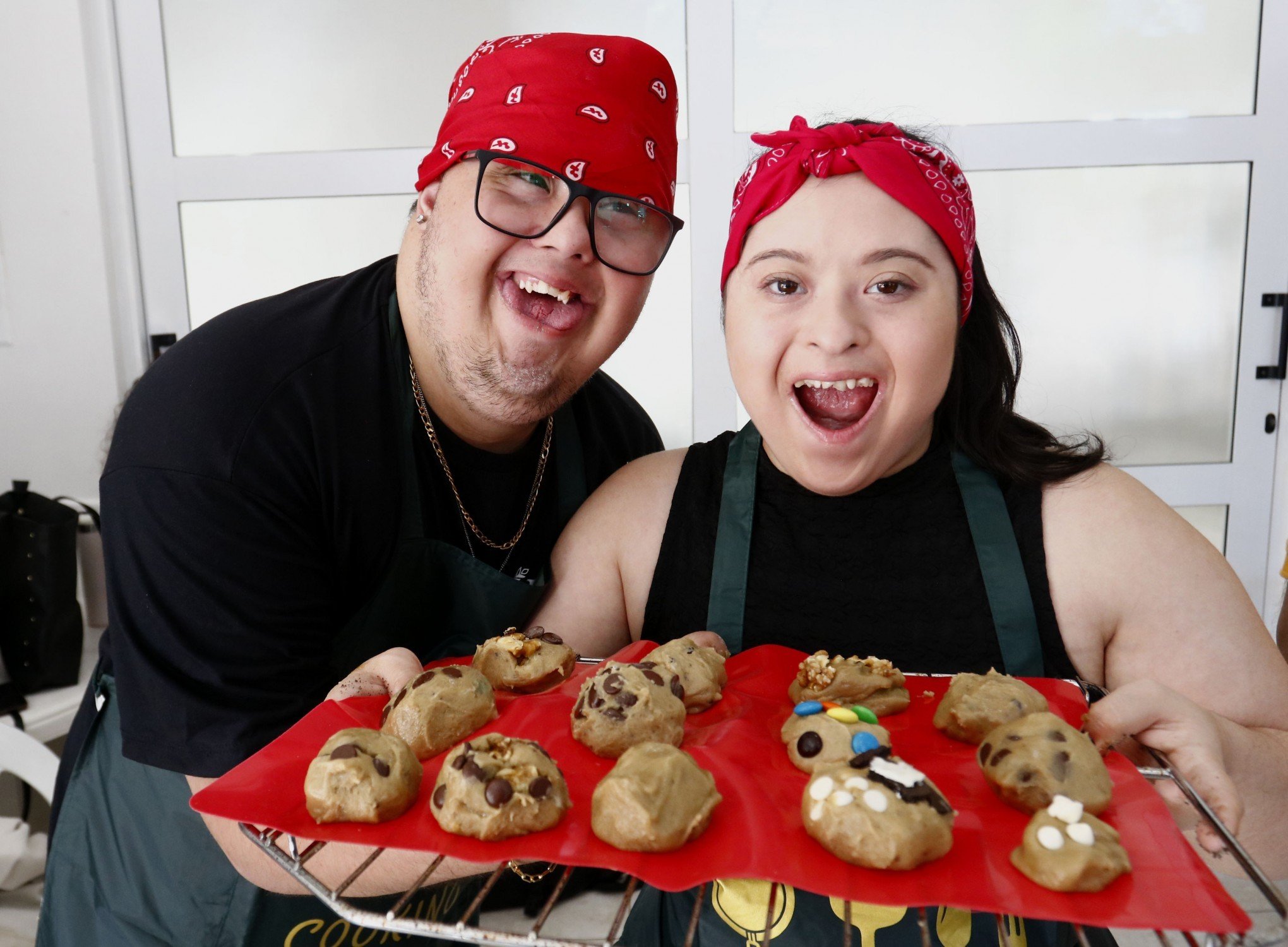 Sessão de fotos traz pessoas com Síndrome de Down como chefs de cozinha em Canoas