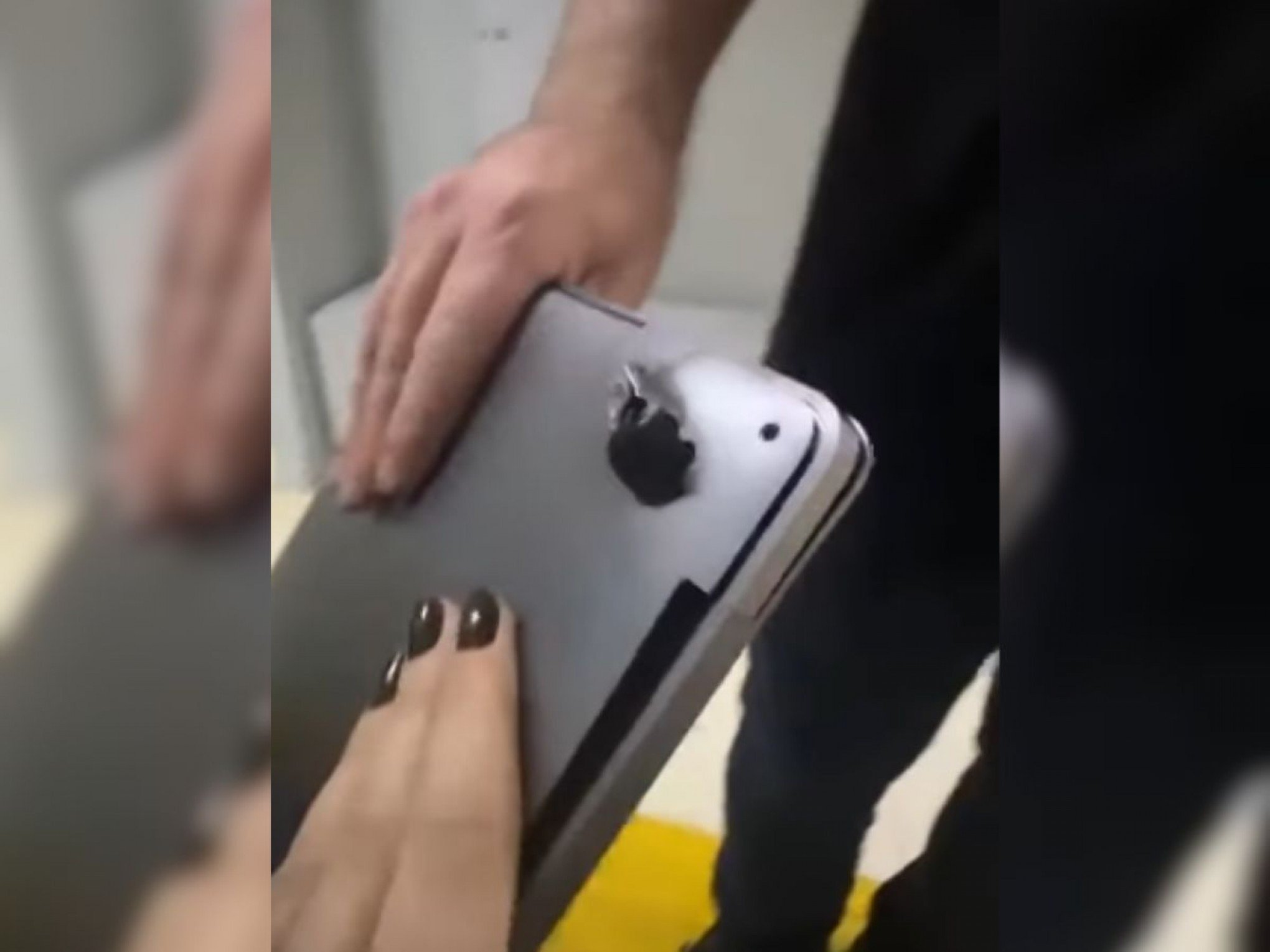 VÍDEO: Notebook apara tiro e impede motociclista de ser gravemente ferido