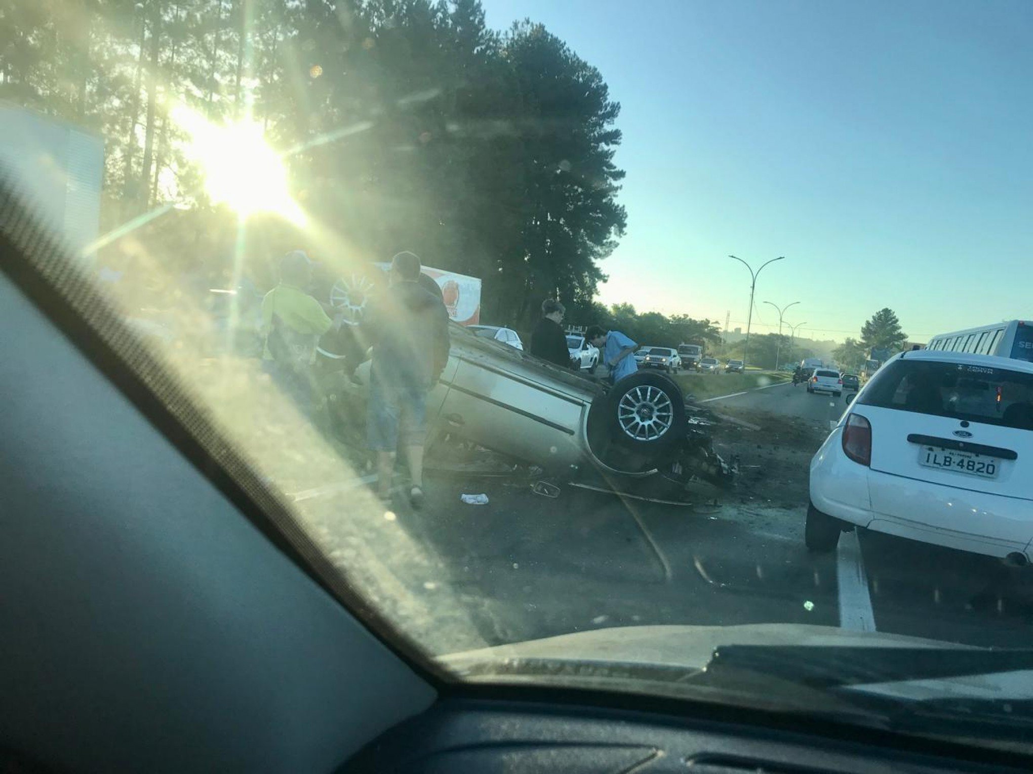 RS-239: Carro capota na rodovia e causa lentidão no trânsito em Parobé