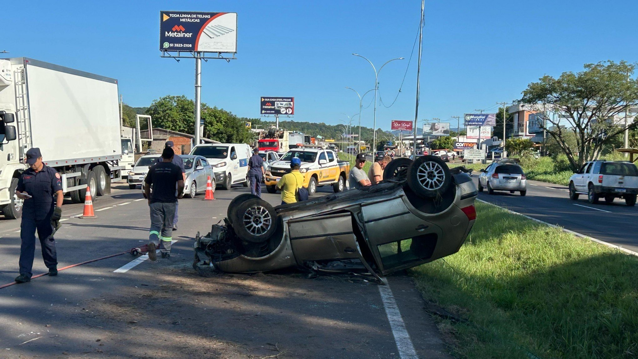 RS-239: Filho fica ferido após pai capotar carro em Parobé