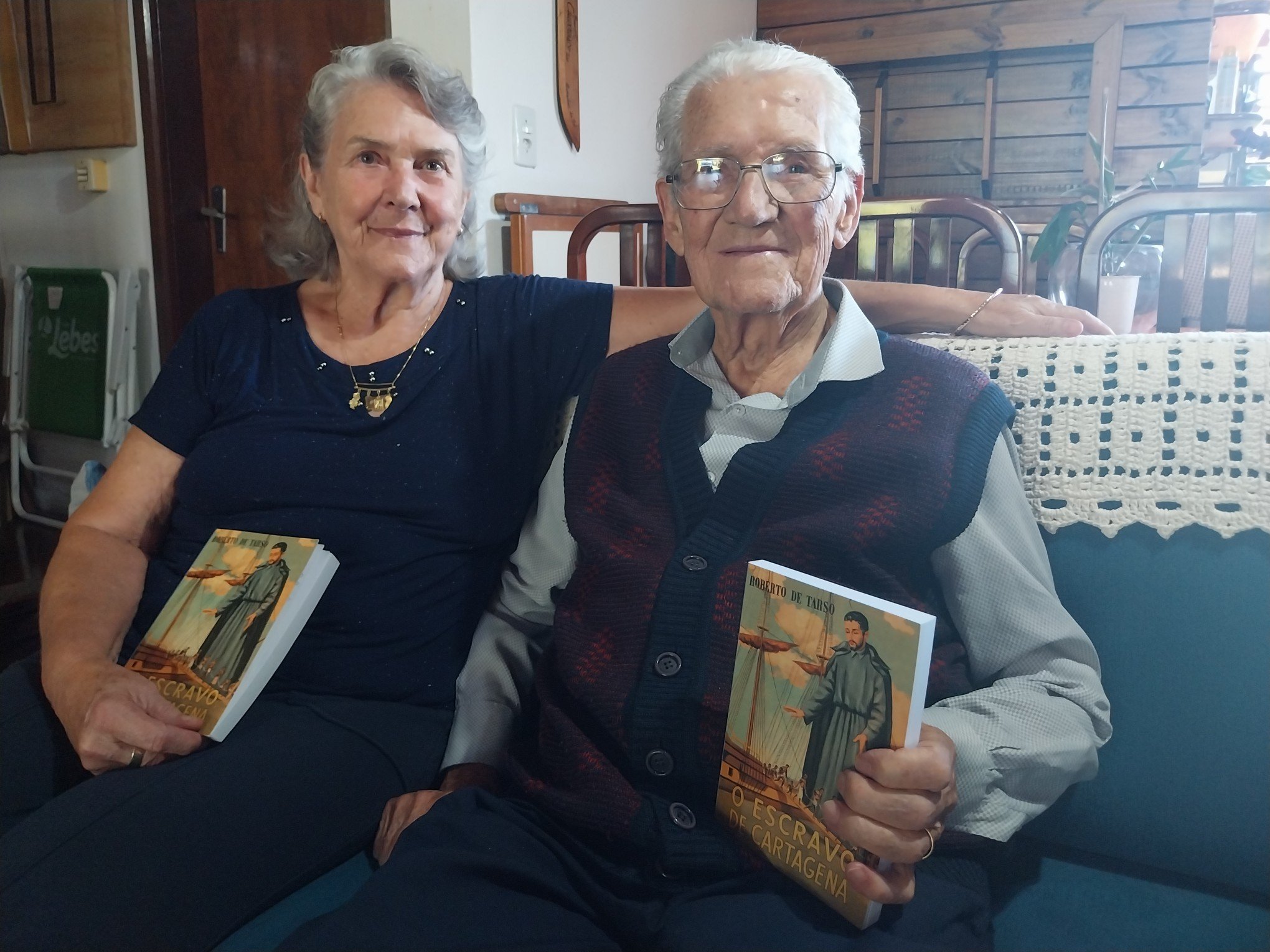 Autor é surpreendido com o próprio livro publicado há 70 anos