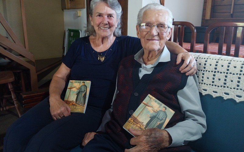 Tarcillo Lawisch e esposa Liria Lawisch com a segunda edição do livro O Escravo de Cartagena. | abc+