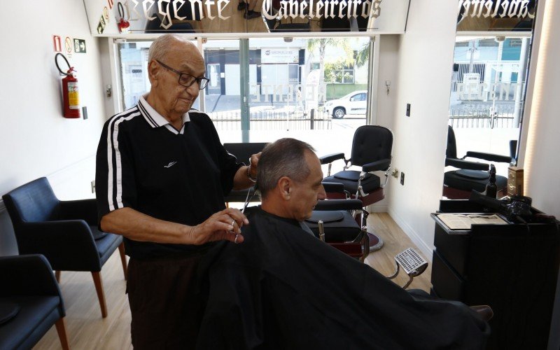 Em casos especiais, Machado ainda realiza cortes de cabelo sob agendamento