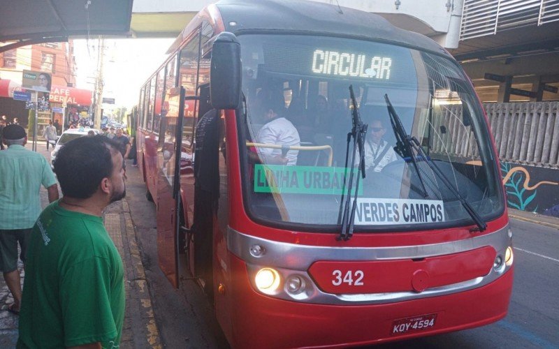 Ônibus da Sogal vermelho pode ser visto, circulando na manhã desta sexta-feira (21), em Canoas