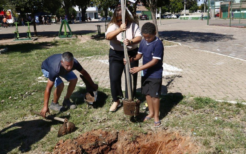 Christopher plantou um ipê roxo na Praça Cônego Lotário Steffens, no Rio Branco | abc+