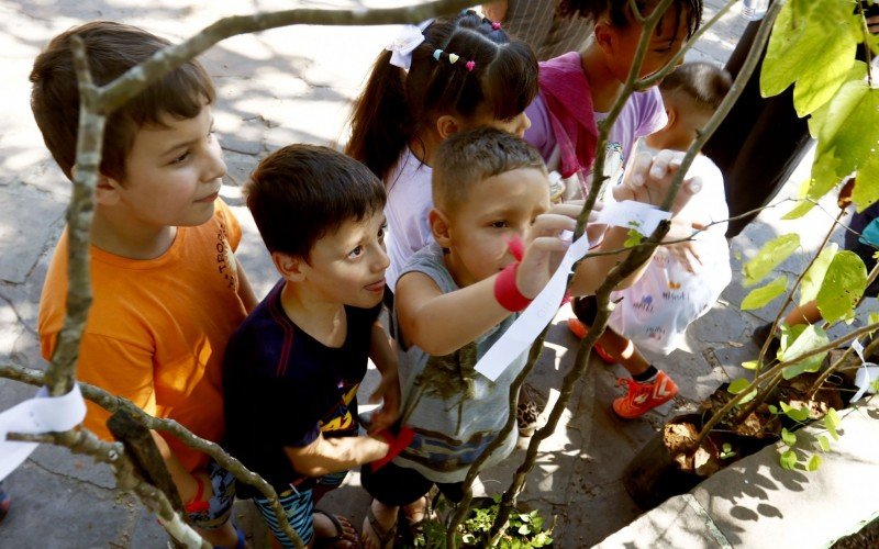 Plantio de árvores no Rio Branco, em março, contou com a participação dos alunos da Emef Nelson Paim Terra | abc+