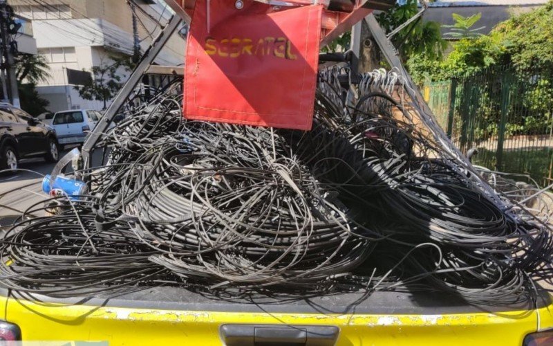 Operação retirou fios da Avenida Dom João Becker, em função do carnaval