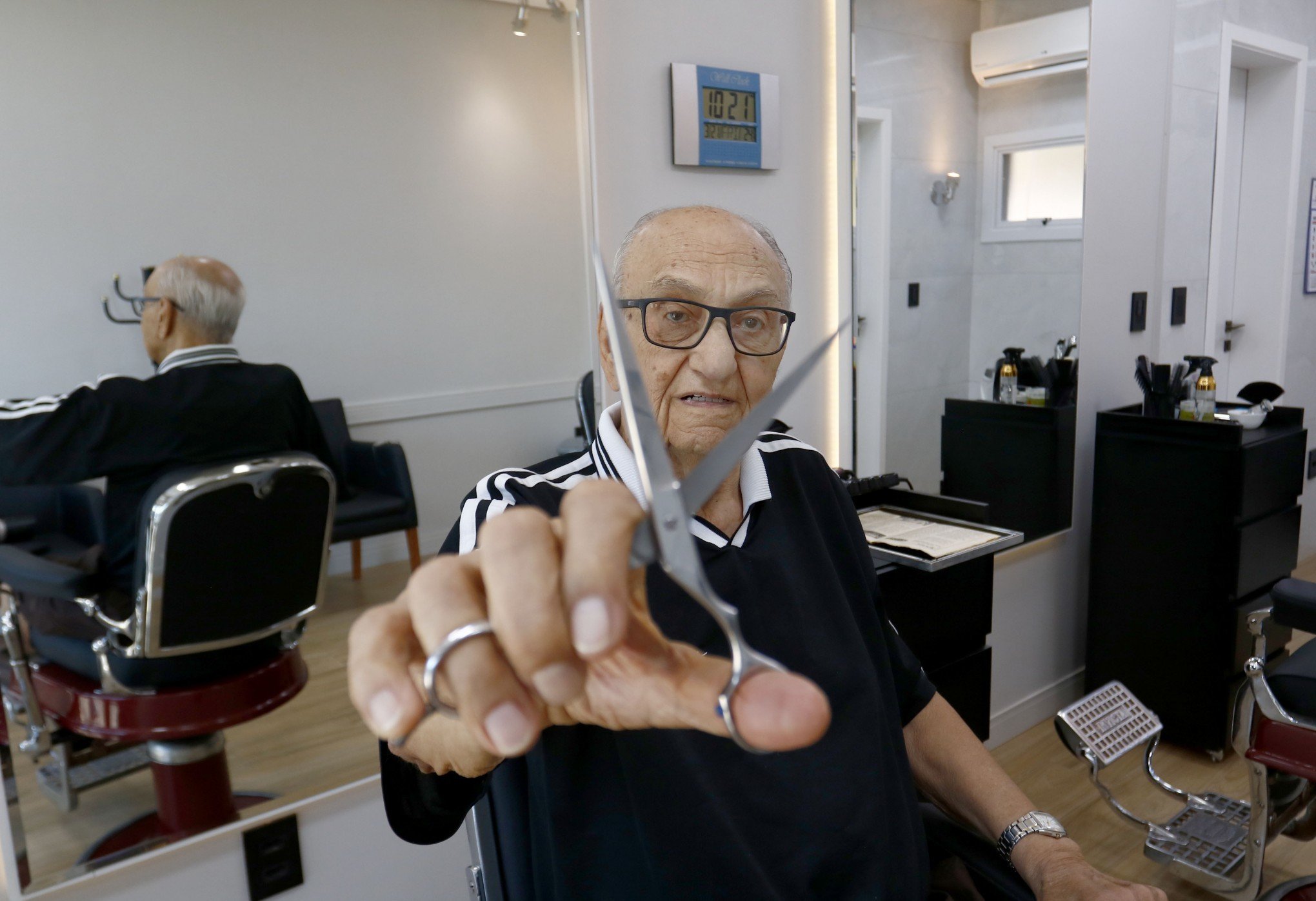 As histórias de um barbeiro de 92 anos e seu salão em Canoas