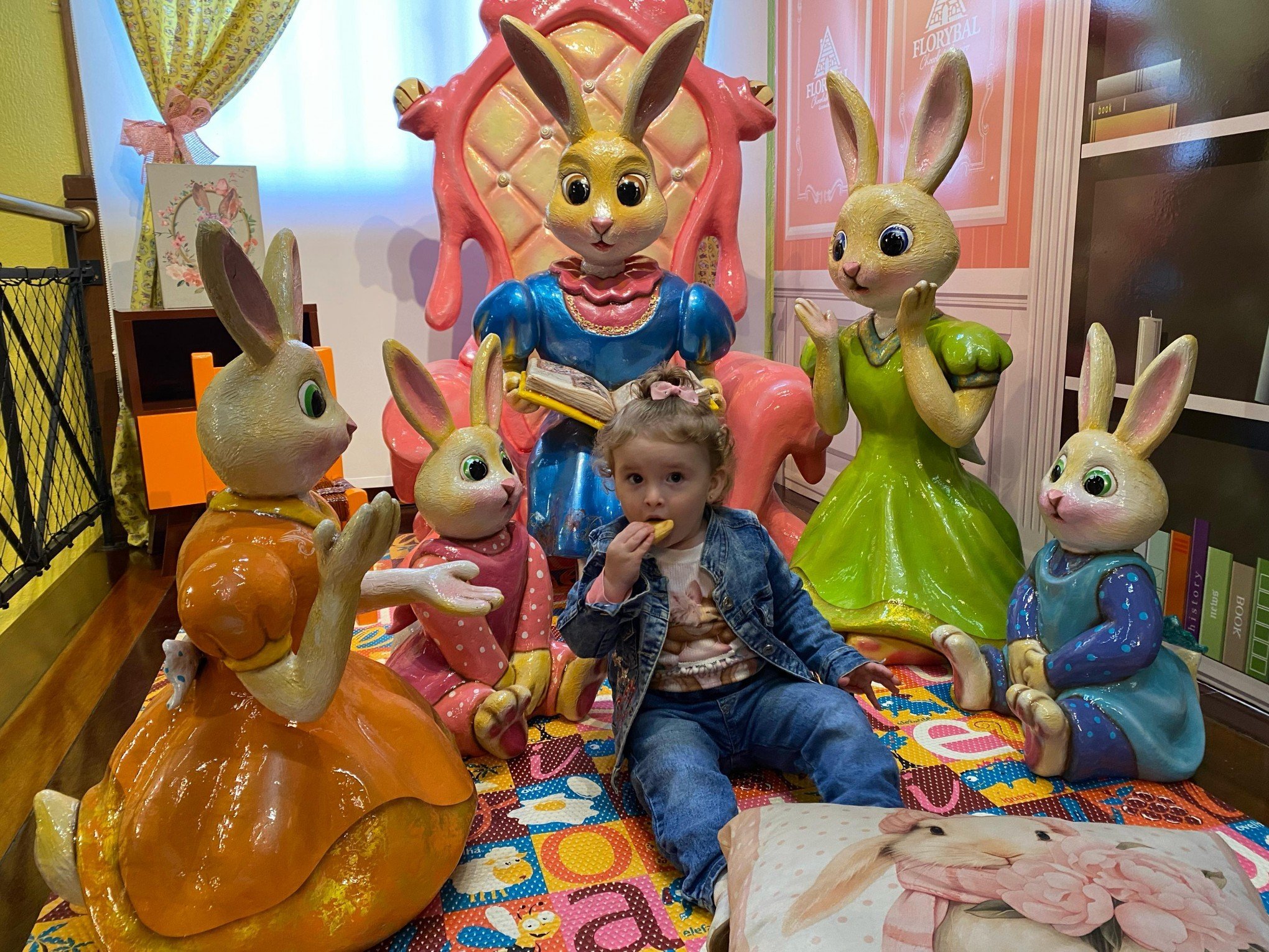 Coelho da Páscoa se muda para Gramado: Turistas podem visitar cenários que recriam a rotina da família do personagem