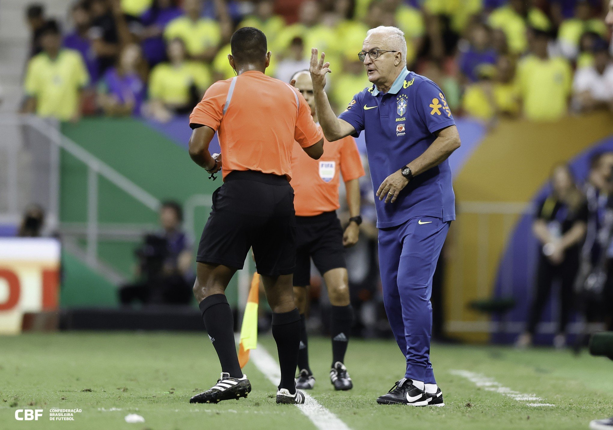 Dorival diz que não há alívio na seleção após vitória apertada sobre a Colômbia