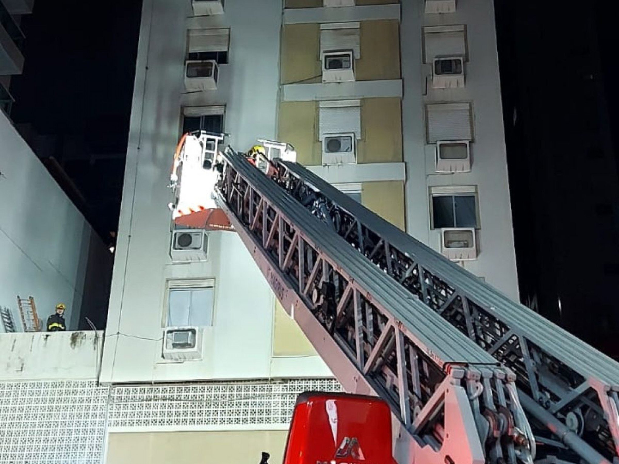 Uma pessoa fica pendurada e outra pula de janela de prédio para fugir das chamas em Balneário Camboriú