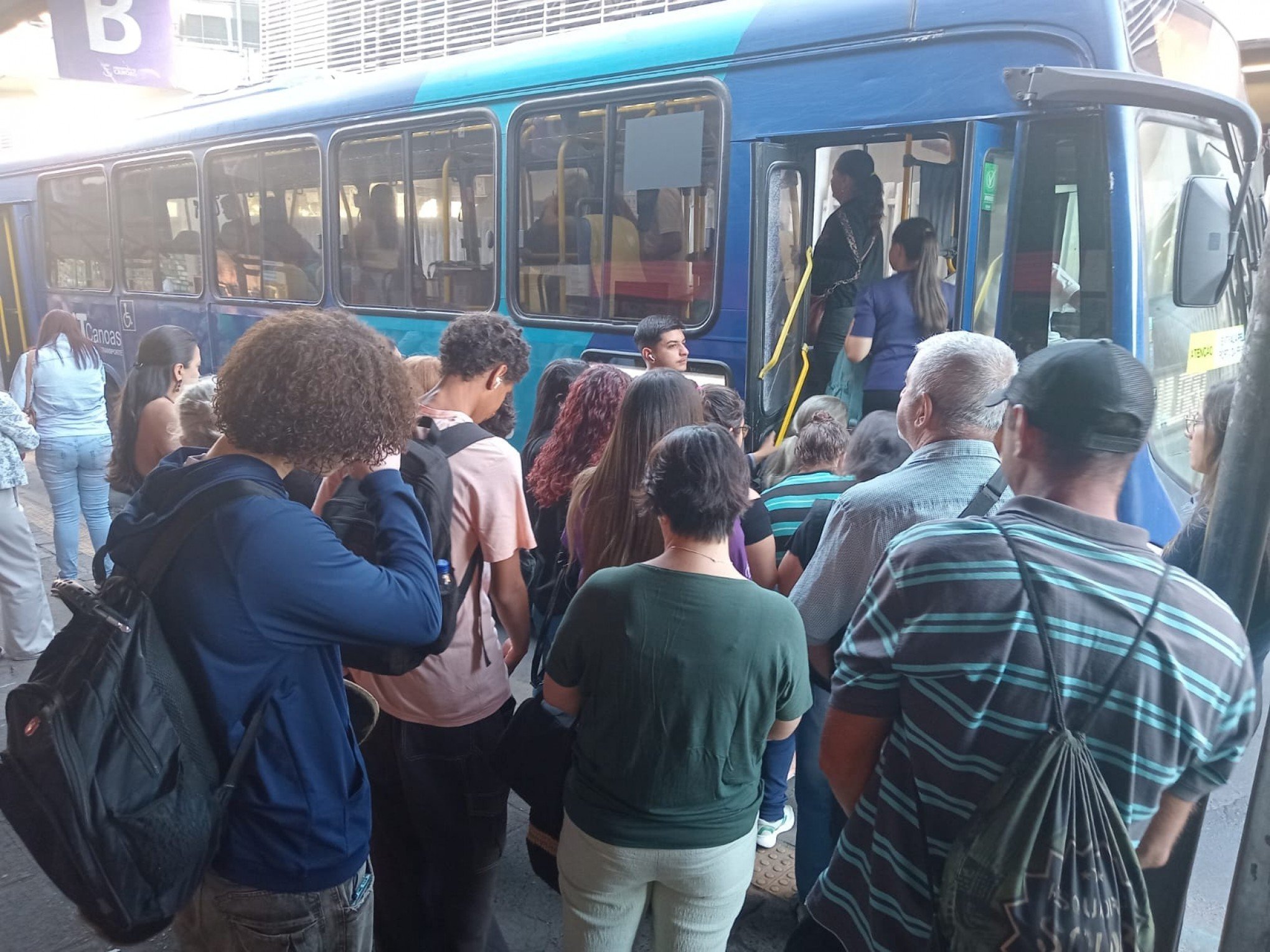 Ônibus lotados; pane mecânica: passageiros de Canoas relatam o drama diário