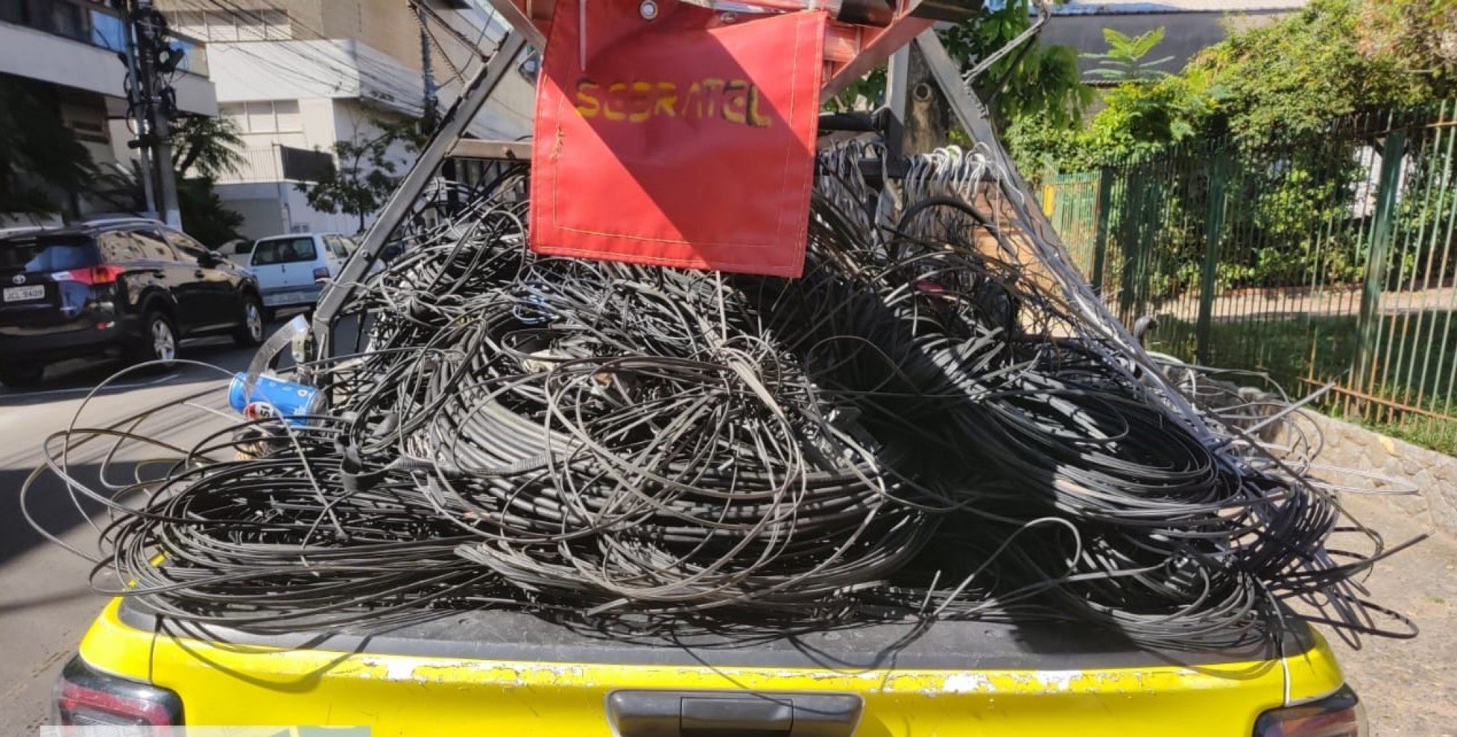 Avenida Dom João Becker recebe operação de limpeza de fios em função do carnaval