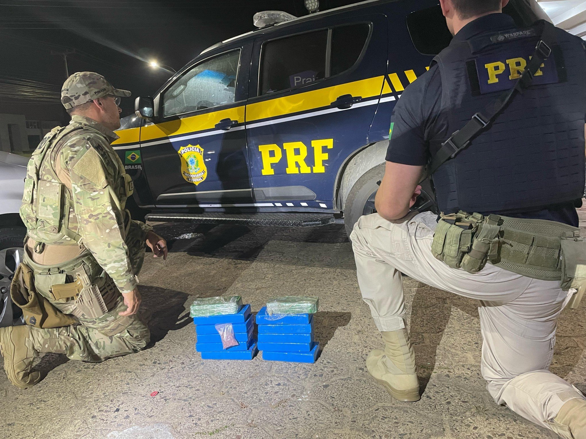 Moradores de Estância Velha são perseguidos por 5 quilômetros e presos com 10 kg de cocaína e outras drogas no litoral norte