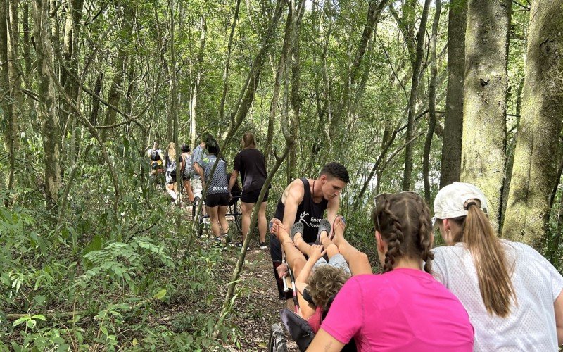 Trilha ecológica adaptada teve a participação de pessoas cegas e cadeirantes