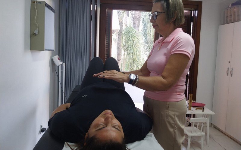  Na unidade Centro, a estudante Lais Figueiredo, 30, assistiu a roda de conversa com relaxamentos e orientações de alimentação, aproveitou para fazer sessão de reiki e ainda foi auxiliar de manicure para fazer unhas de outras mulheres.  | abc+