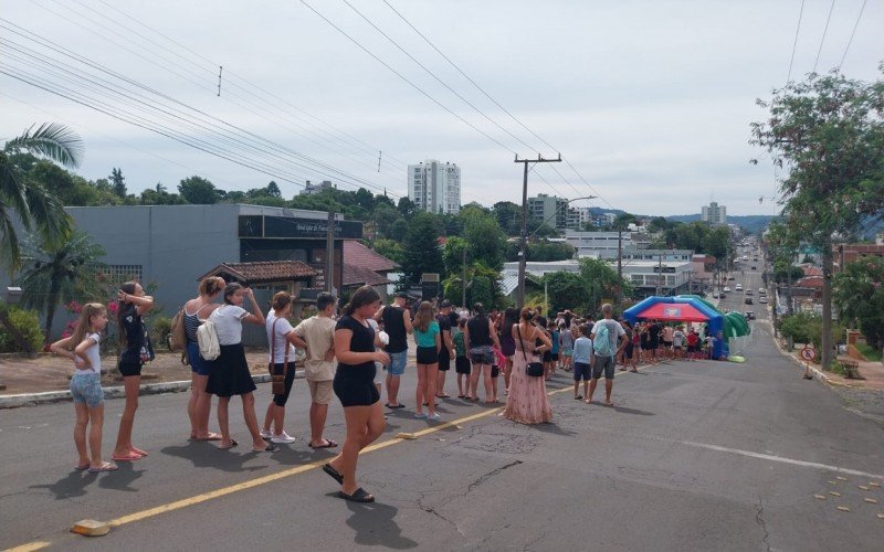 Uma grande fila se formou para aguardar o acesso ao toboágua gigante em Ivoti 