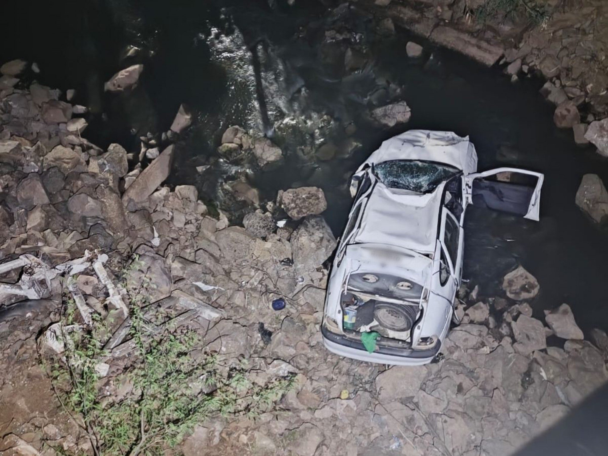 RS-239: Carro cai de ponte e duas pessoas ficam feridas