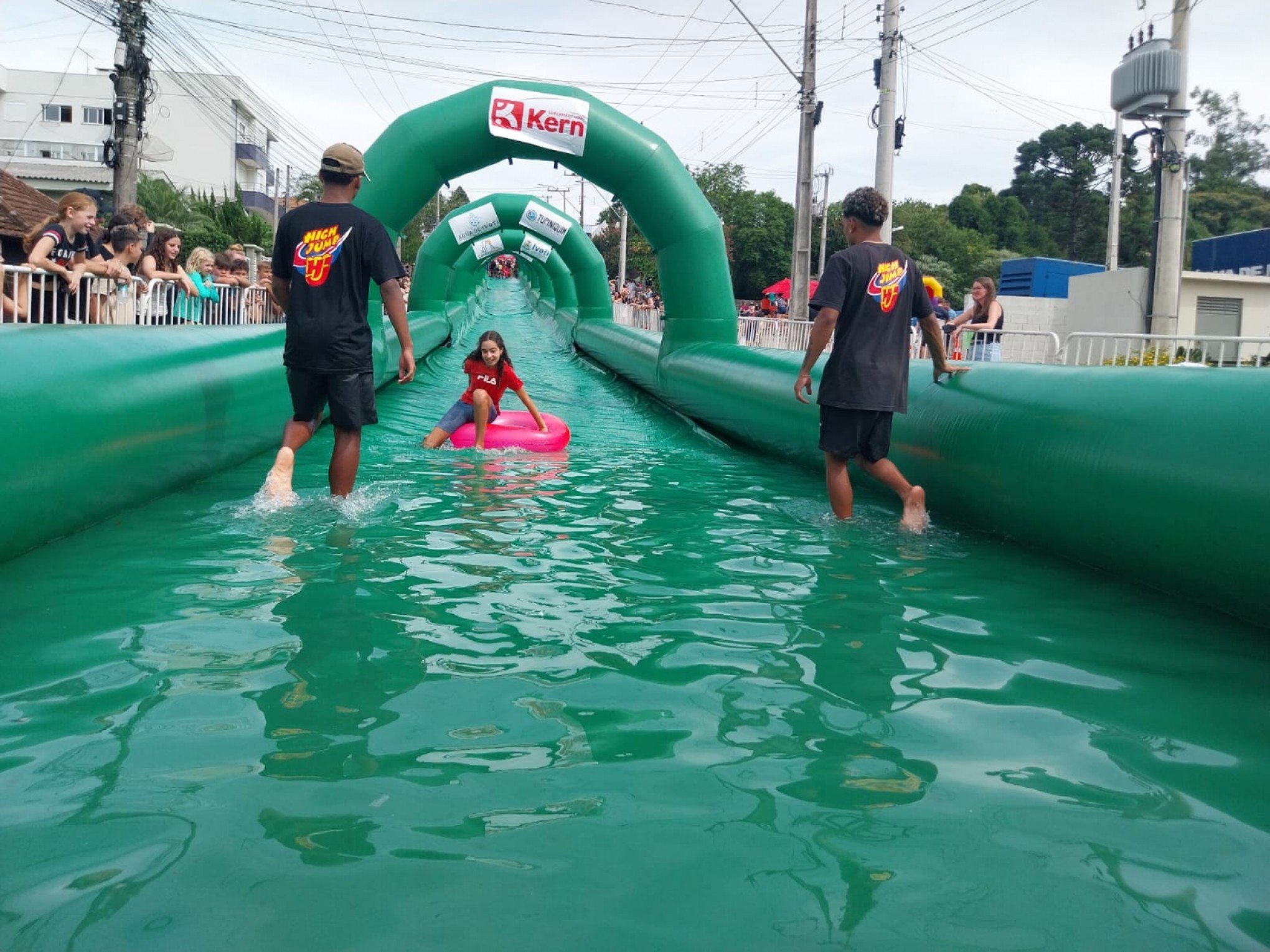 VÍDEO: Crianças têm dia de diversão em toboágua gigante no Vale do Sinos