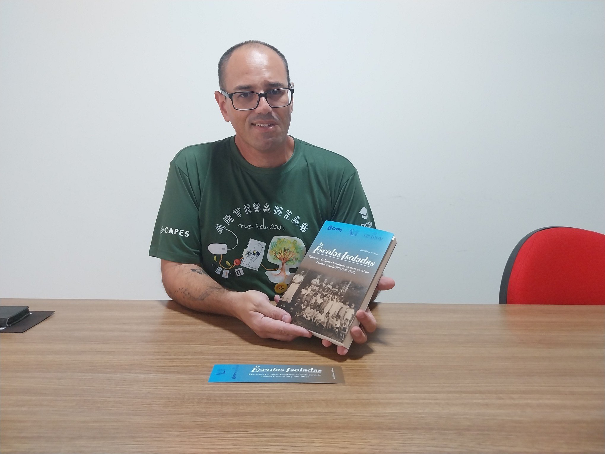 "As Escolas Isoladas": Escritor lança livro sobre a história da educação em Novo Hamburgo