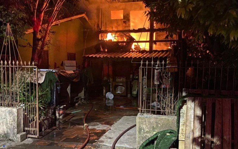 Família perde casa em grave incêndio no Vale do Sinos; bombeiros impediram que o fogo queimasse a casa de vizinhos | abc+