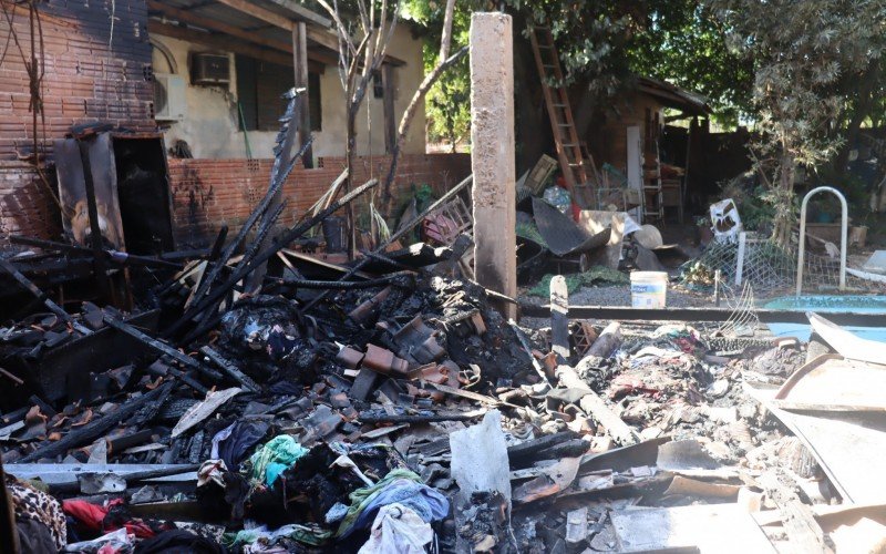 Casa na Rua Assis Brasil, no bairro Campina, em São Leopoldo, foi destruída por um incêndio na noite de sábado (22). Casal de idosos que vivia no local saiu sem ferimentos (foi atendido por inalar muita fumaça), mas perdeu tudo 