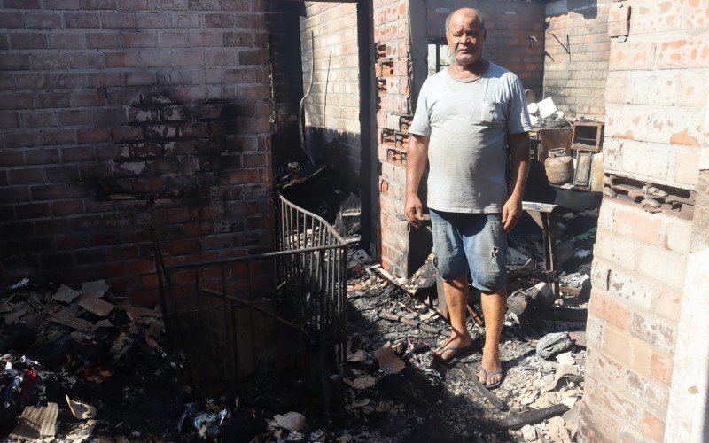 Casa na Rua Assis Brasil, no bairro Campina, em São Leopoldo, foi destruída por um incêndio na noite de sábado (22). Casal de idosos que vivia no local saiu sem ferimentos (foi atendido por inalar muita fumaça), mas perdeu tudo 