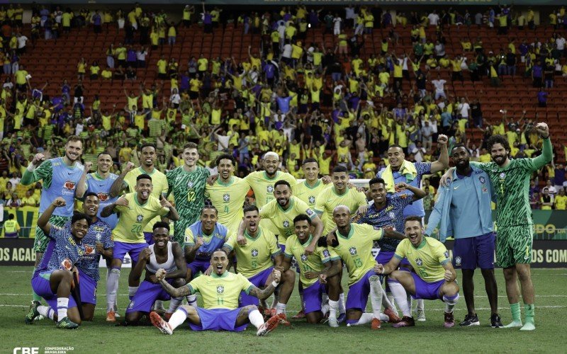 Seleção brasileira comemorando a vitória sobre a Colômbia na última quinta-feira | abc+