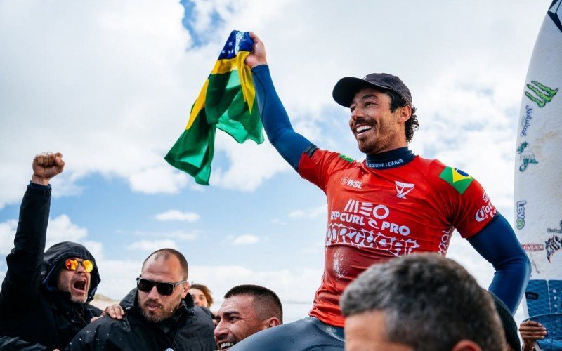 Yago Dora com a bandeira do Brasil após vencer a etapa de Portugal | abc+