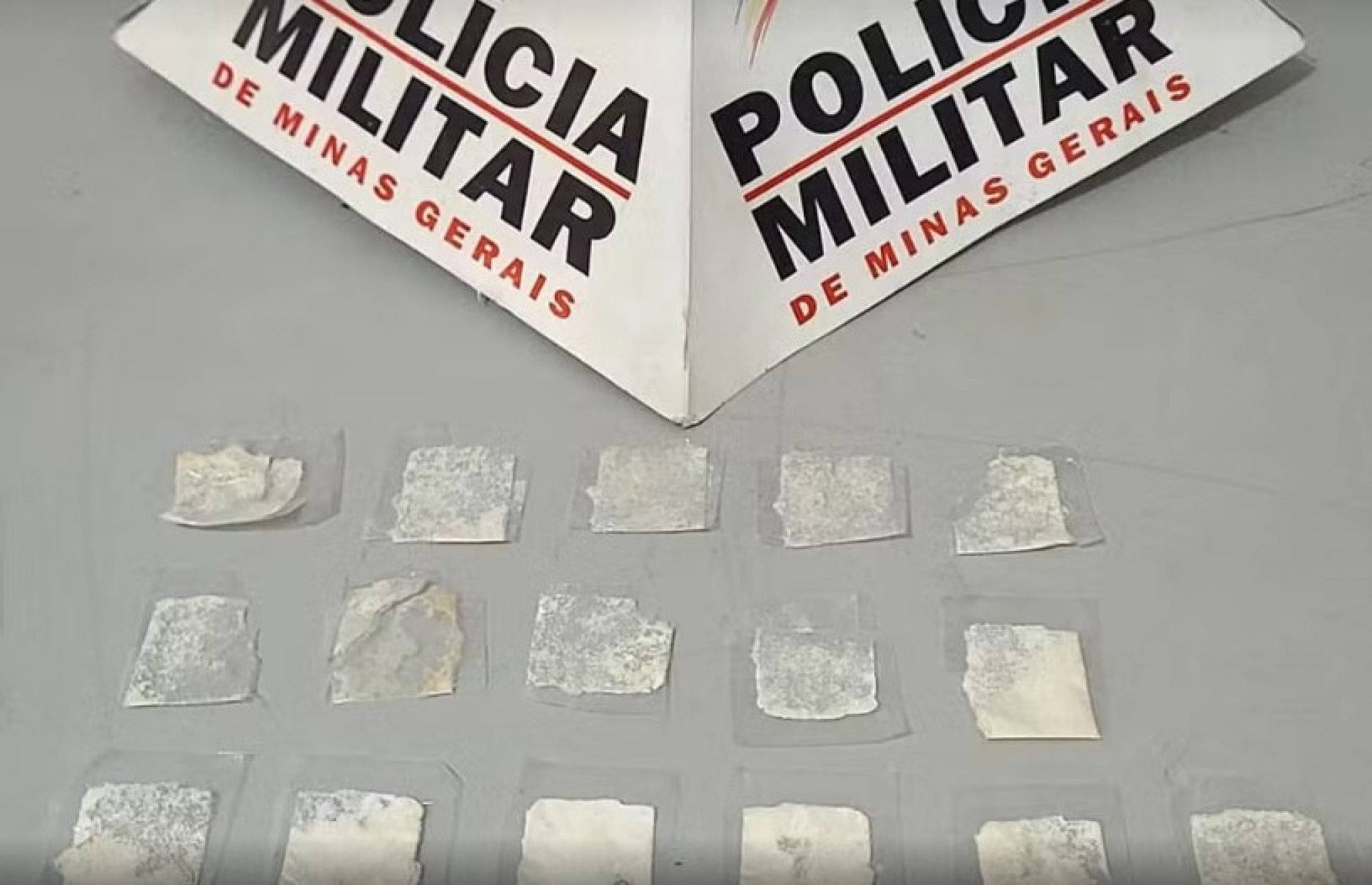 Criança de 4 anos confunde cocaína com doce e distribui a colegas de escola