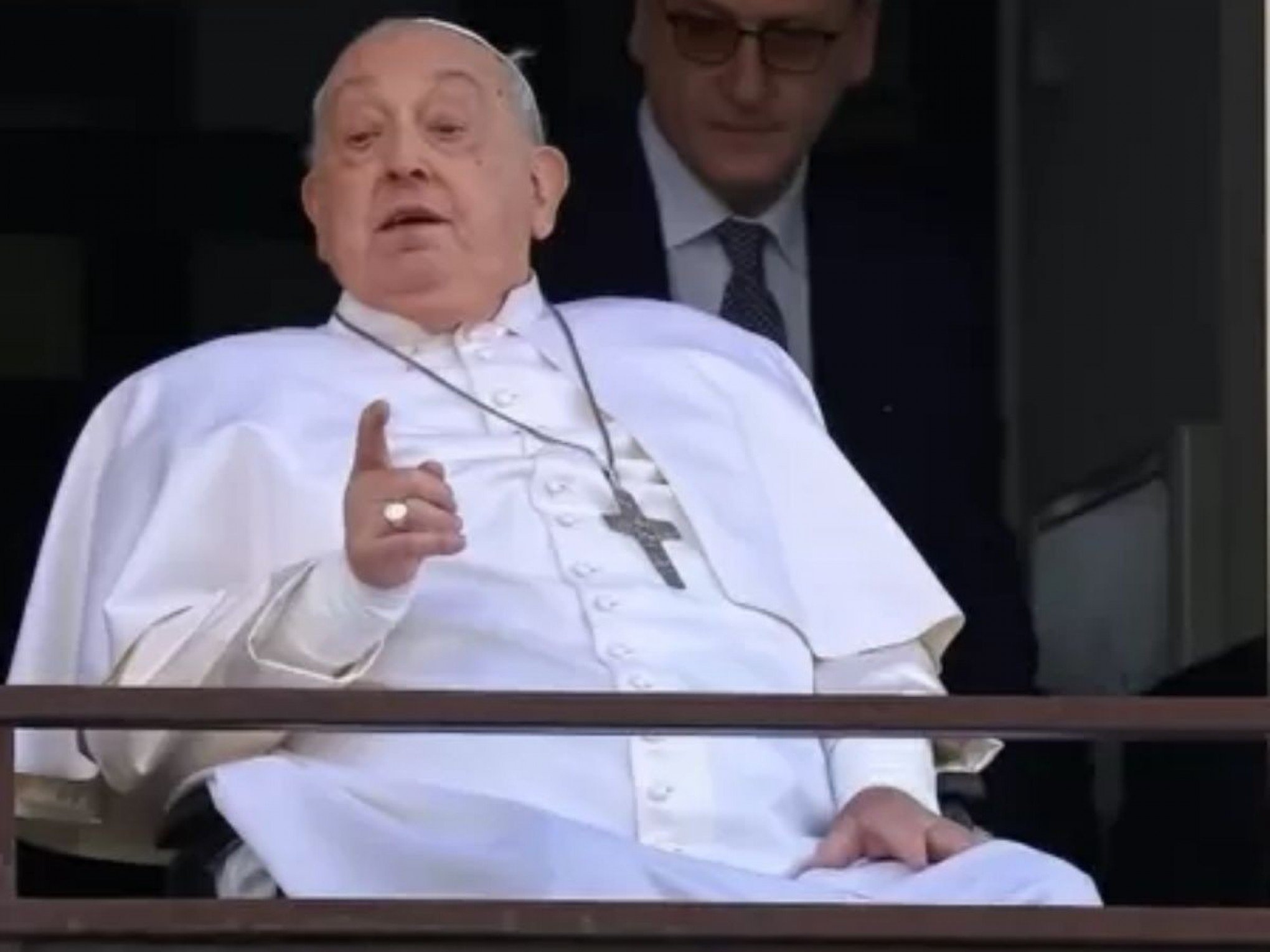 VÍDEO: Papa Francisco faz 1ª aparição pública neste domingo