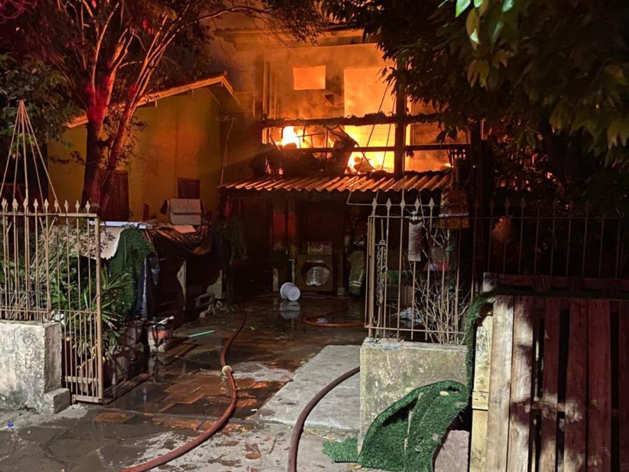 VÍDEO: Família perde casa em grave incêndio no Vale do Sinos; bombeiros impediram que o fogo queimasse a casa de vizinhos