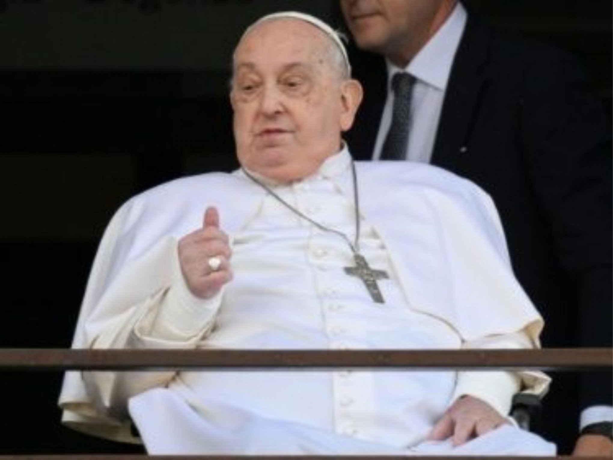 Papa Francisco tem alta e chega ao Vaticano após cinco semanas de internação